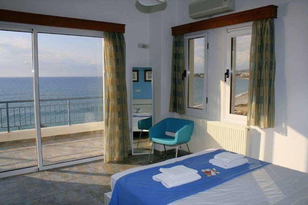 Blue Coral Beach Villas 파포스 외부 사진
