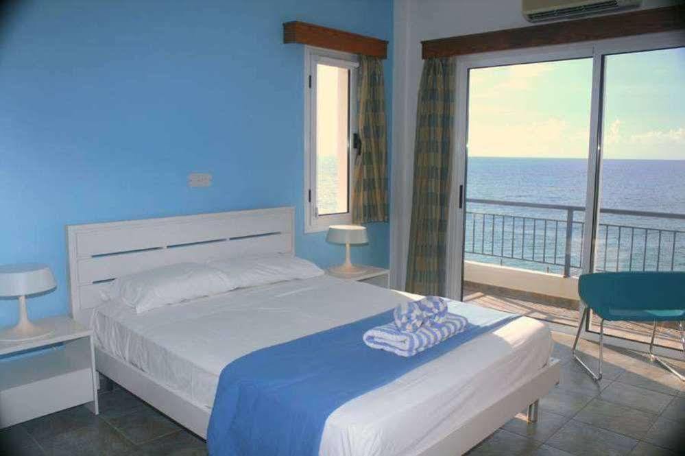 Blue Coral Beach Villas 파포스 외부 사진