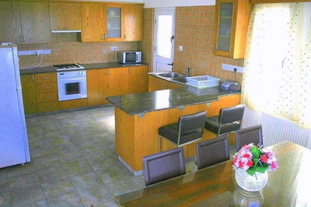 Blue Coral Beach Villas 파포스 외부 사진